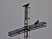 34 Zoom sulla croce del Monte Gioco con appollaite due cornacchie 